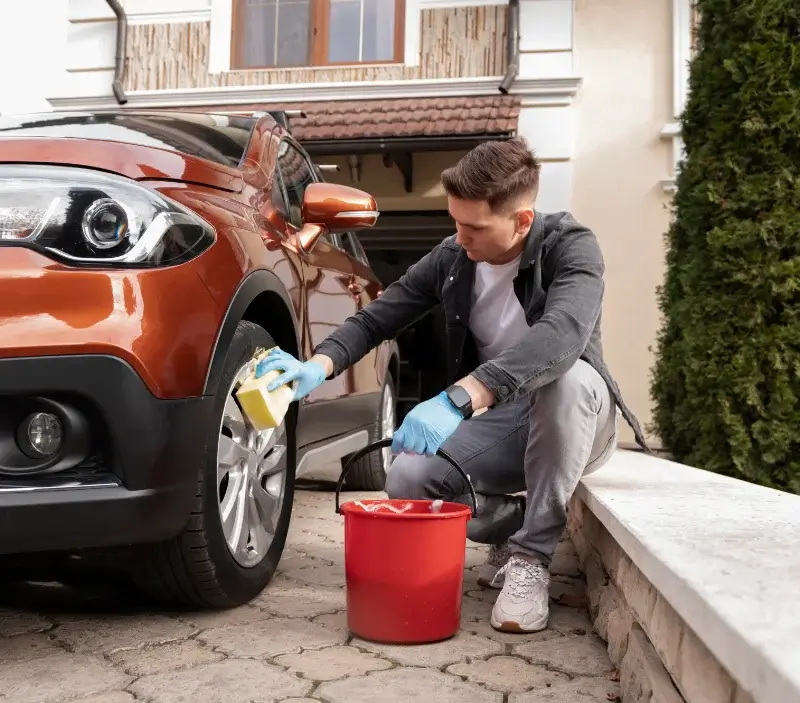 Lavage auto à domicile Bourg-Fidèle : professionnel intervenant sur un véhicule